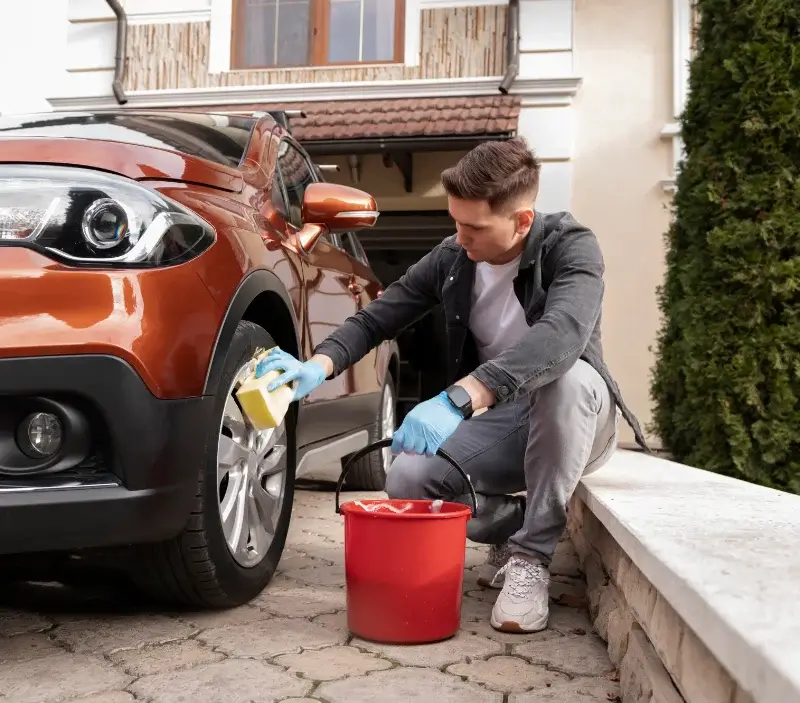 Lavage auto à domicile Trouville-la-Haule : professionnel intervenant sur un véhicule